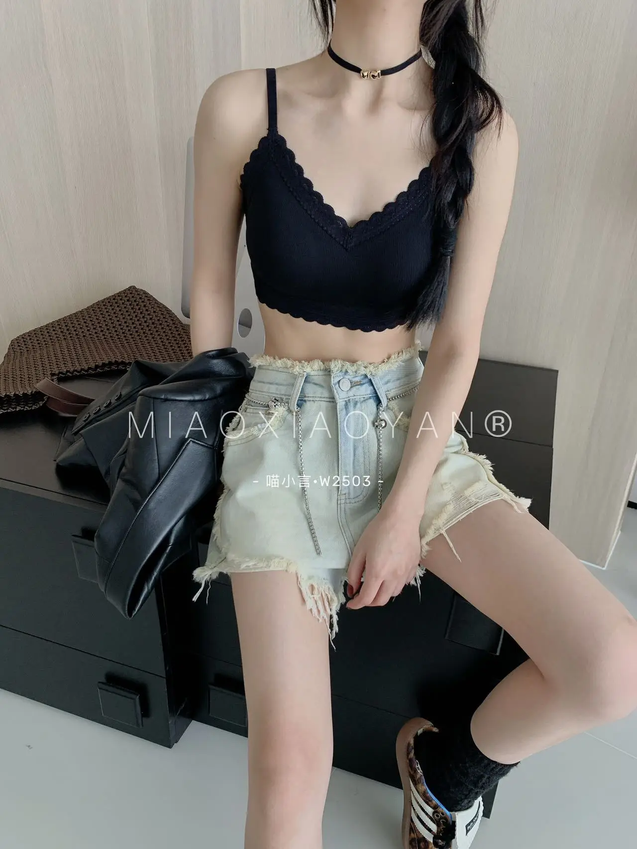 Black Lace Drop Cup V-Neck Seamless Underwear — feature 11