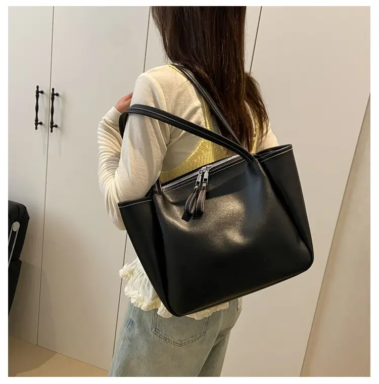 Black Large Capacity Women's Tote Bag 2026 — feature 10