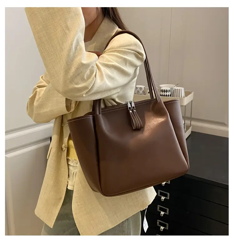 Black Large Capacity Women's Tote Bag 2026 — feature 12