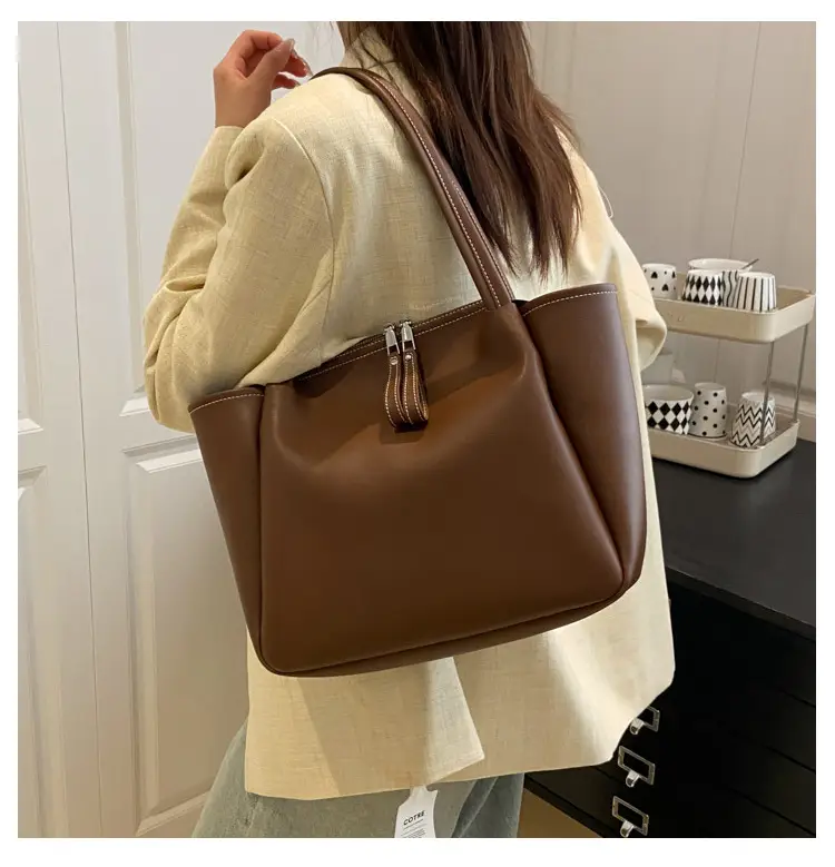 Black Large Capacity Women's Tote Bag 2026 — feature 13