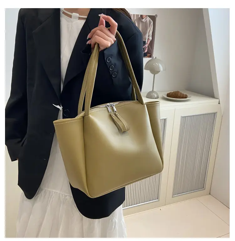 Black Large Capacity Women's Tote Bag 2026 — feature 14