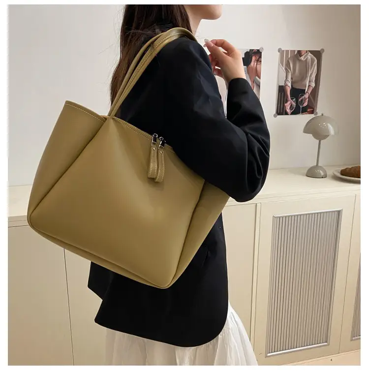 Black Large Capacity Women's Tote Bag 2026 — feature 16