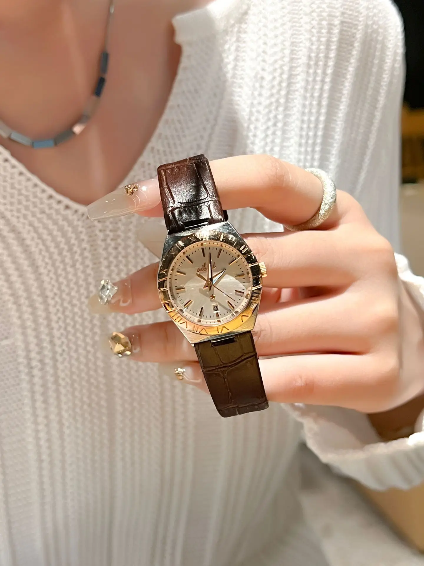 Women's Cross-Border Fashion Watch with Red Leather Band — feature 5