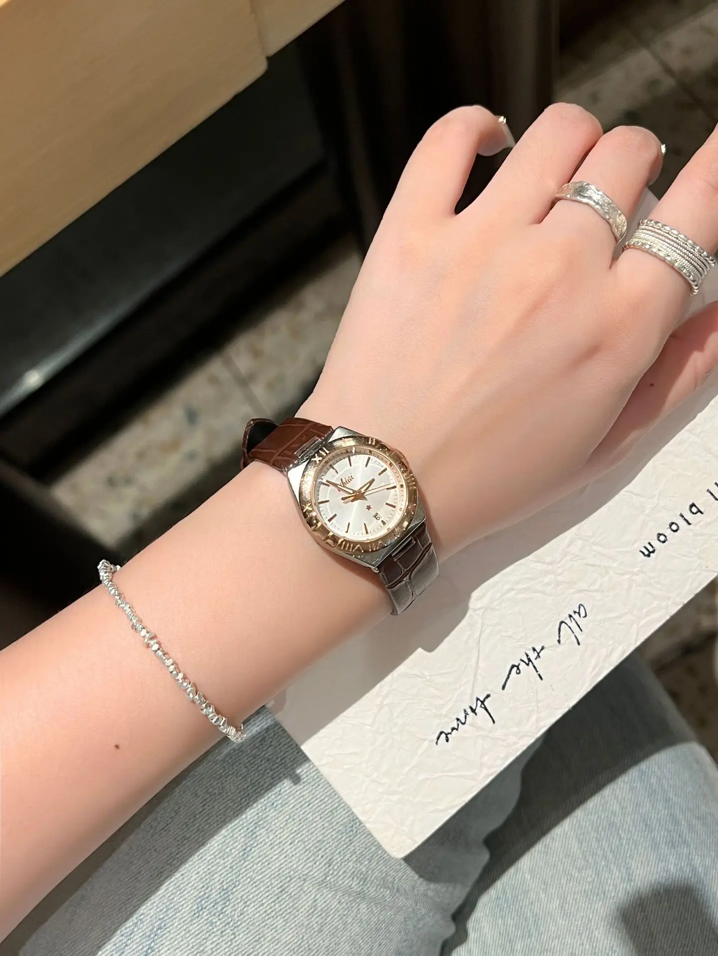 Women's Cross-Border Fashion Watch with Red Leather Band — feature 7