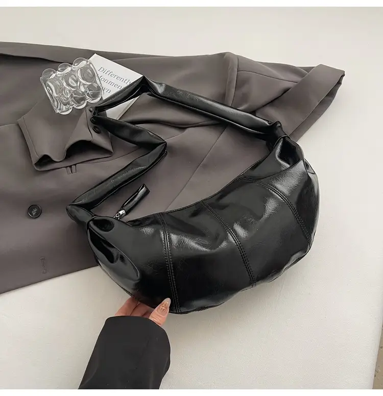 Black Leather Crescent Shoulder Bag Large Capacity - Image 4