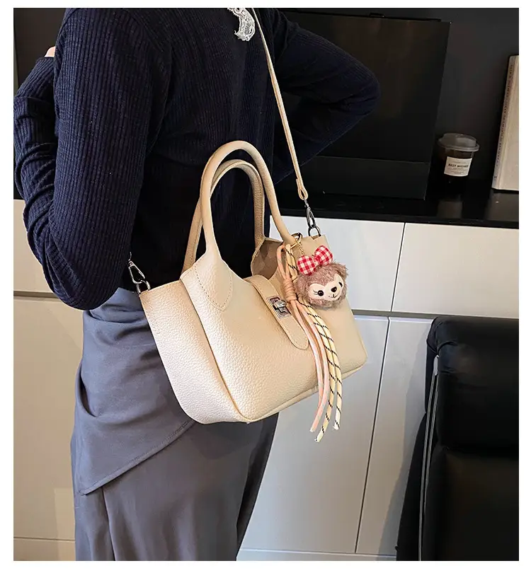 Women's Cream Teddy Bear Crossbody Bag 2025 — feature 3