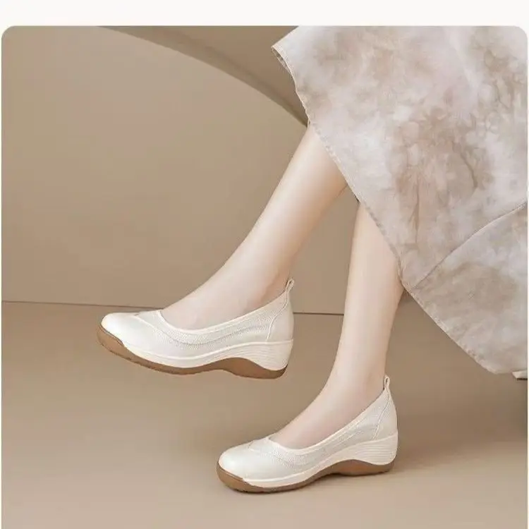 Explosions Soft Sole Comfortable Mother Rocking Women's Shoes 2025 Spring and Summer New Breathable Casual Shallow Mouth Single Shoes Lazy Shoes — feature 1