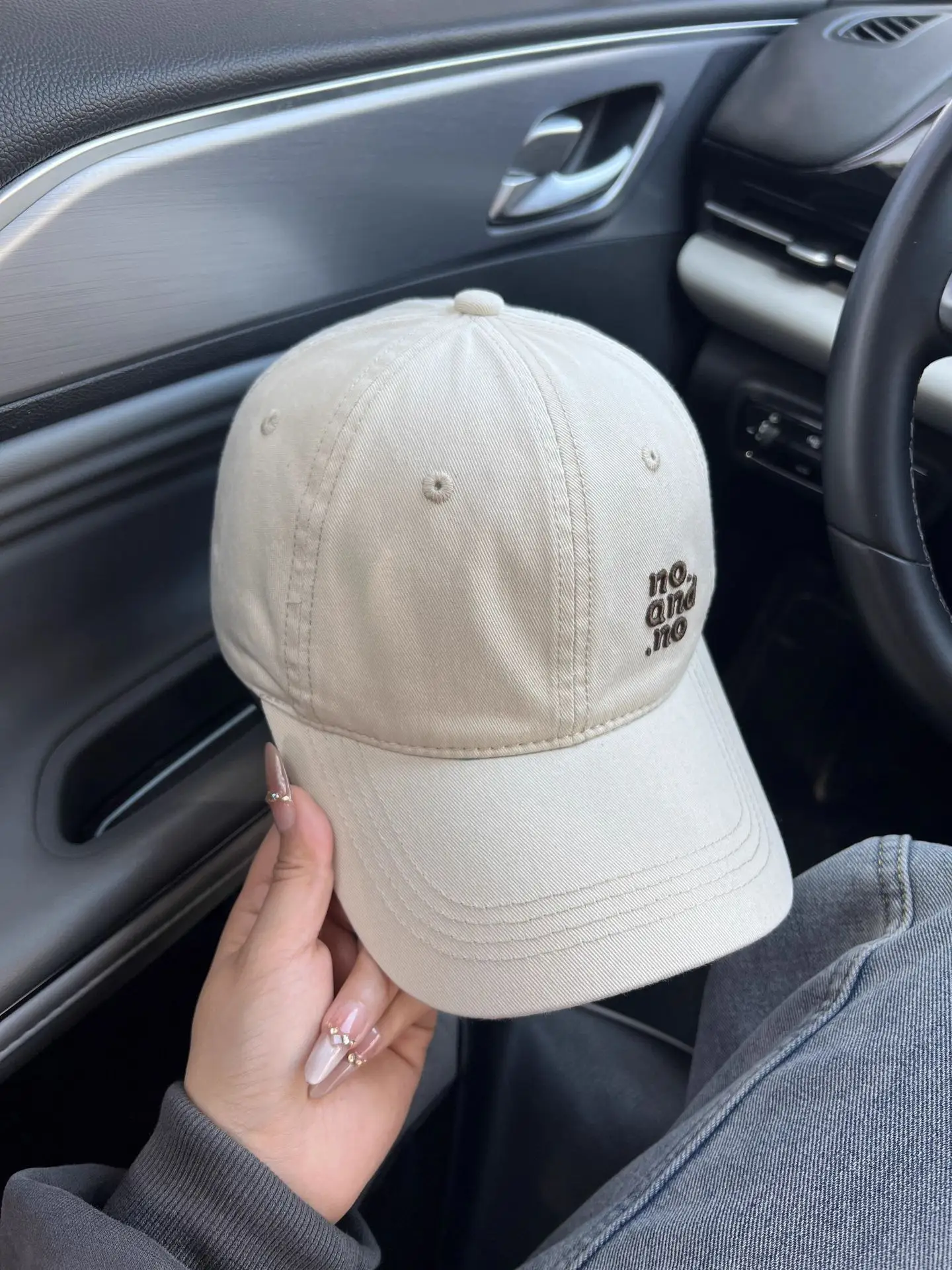 Women's Korean Letter Embroidered Baseball Cap Beige — feature 2