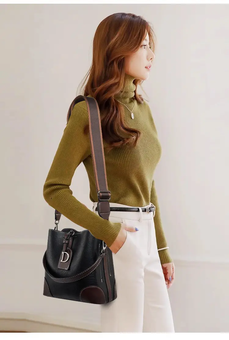 Women's Black Leather Shoulder Bag with D Logo — feature 12