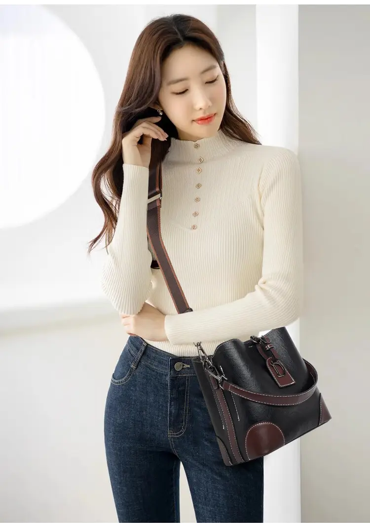 Women's Black Leather Shoulder Bag with D Logo — feature 9