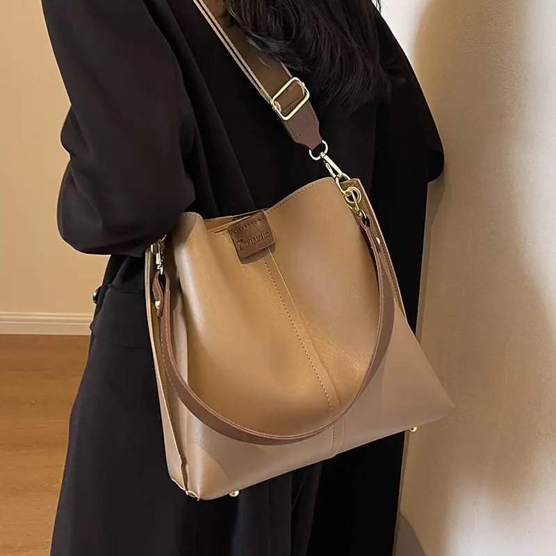 Women's Large Capacity Brown Leather Shoulder Bag - Image 7