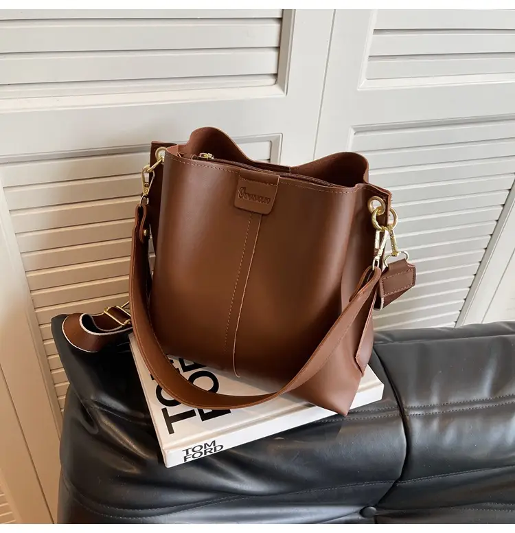 Women's Large Capacity Brown Leather Shoulder Bag — feature 13