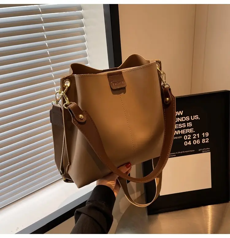 Women's Large Capacity Brown Leather Shoulder Bag — feature 18