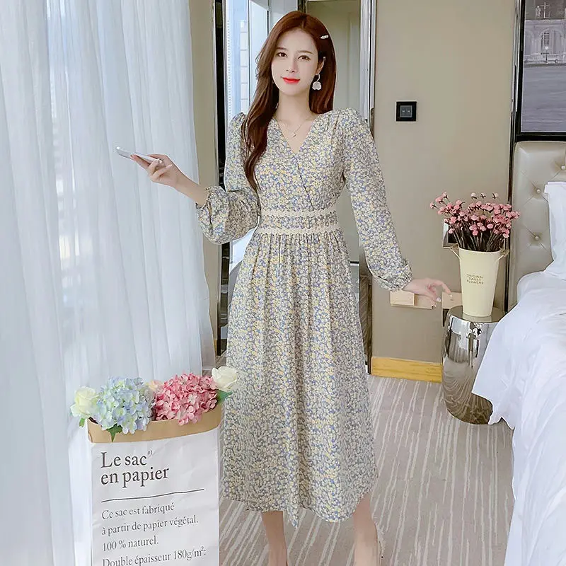 Foreign trade, please look at the real floral dress women's spring and autumn new French v collar waist before placing an order - Image 4
