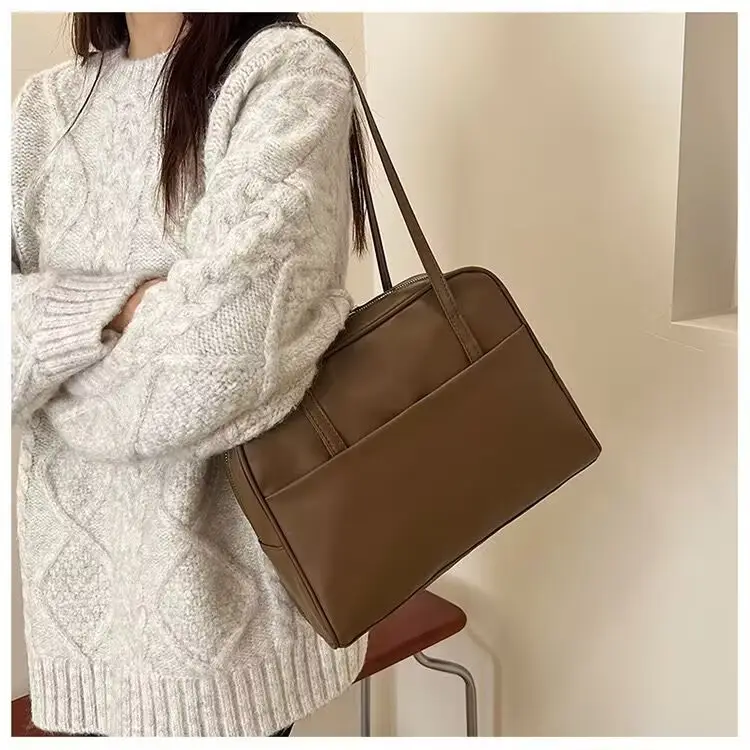 Korean Style Large Capacity Shoulder Bag Women's Autumn Winter 205 New Retro Underarm Bag All-match Large Capacity Tote Bag — feature 9