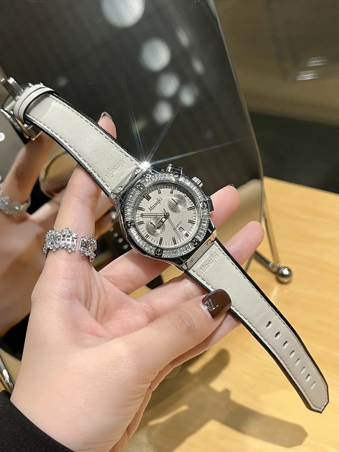 Luxury Women's Royal Oak Watch with Crystal Band — feature 6