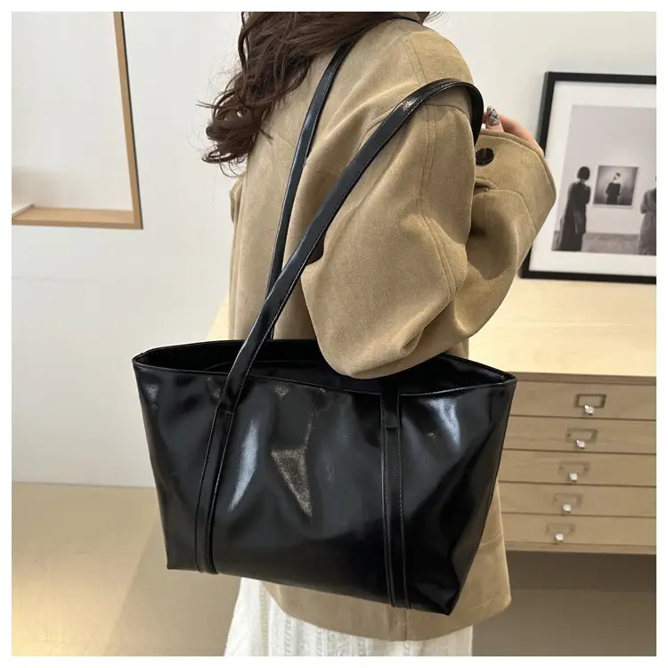 Retro Oil Wax Leather Shoulder Bag Red — feature 10
