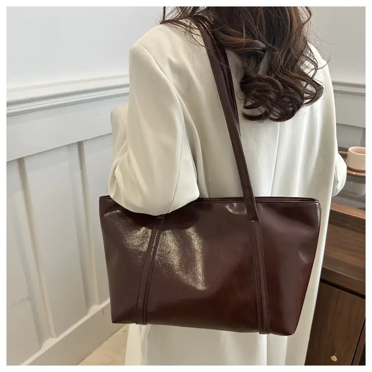 Retro Oil Wax Leather Shoulder Bag Red — feature 12