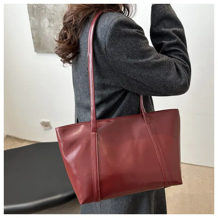 Retro Oil Wax Leather Shoulder Bag Red — feature 13
