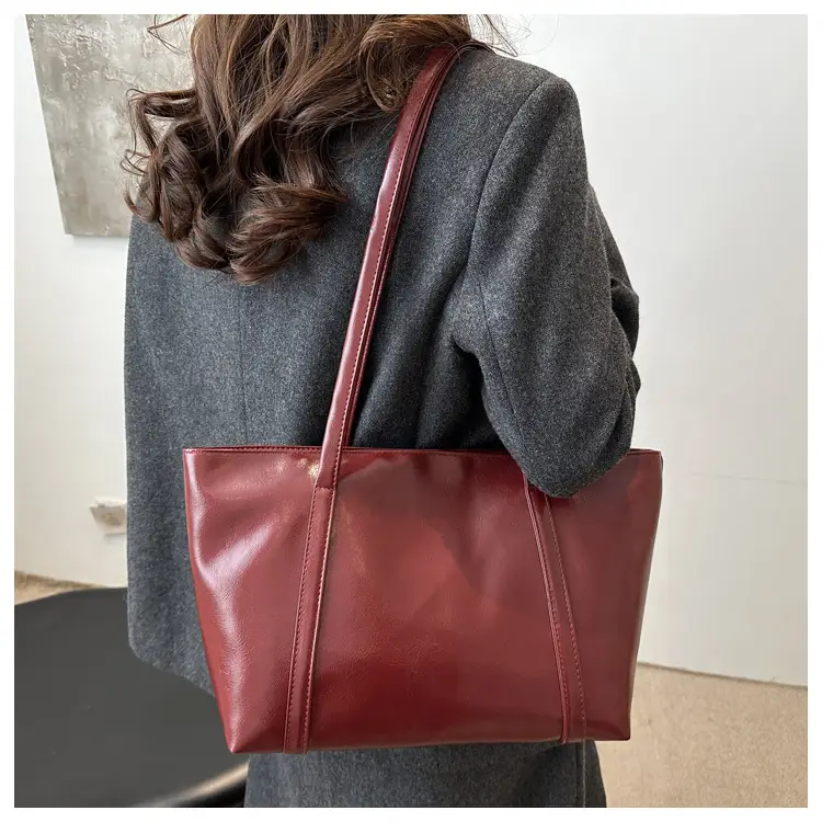 Retro Oil Wax Leather Shoulder Bag Red — feature 14
