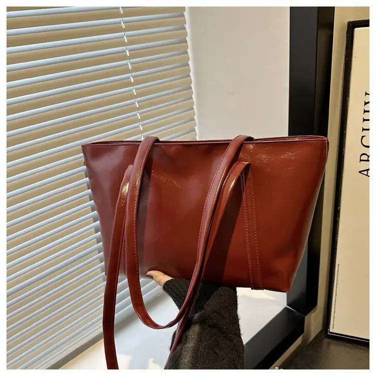 Retro Oil Wax Leather Shoulder Bag Red — feature 16