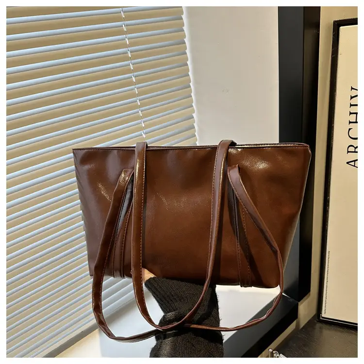 Retro Oil Wax Leather Shoulder Bag Red — feature 17