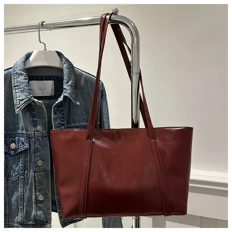 Retro Oil Wax Leather Shoulder Bag Red — feature 18