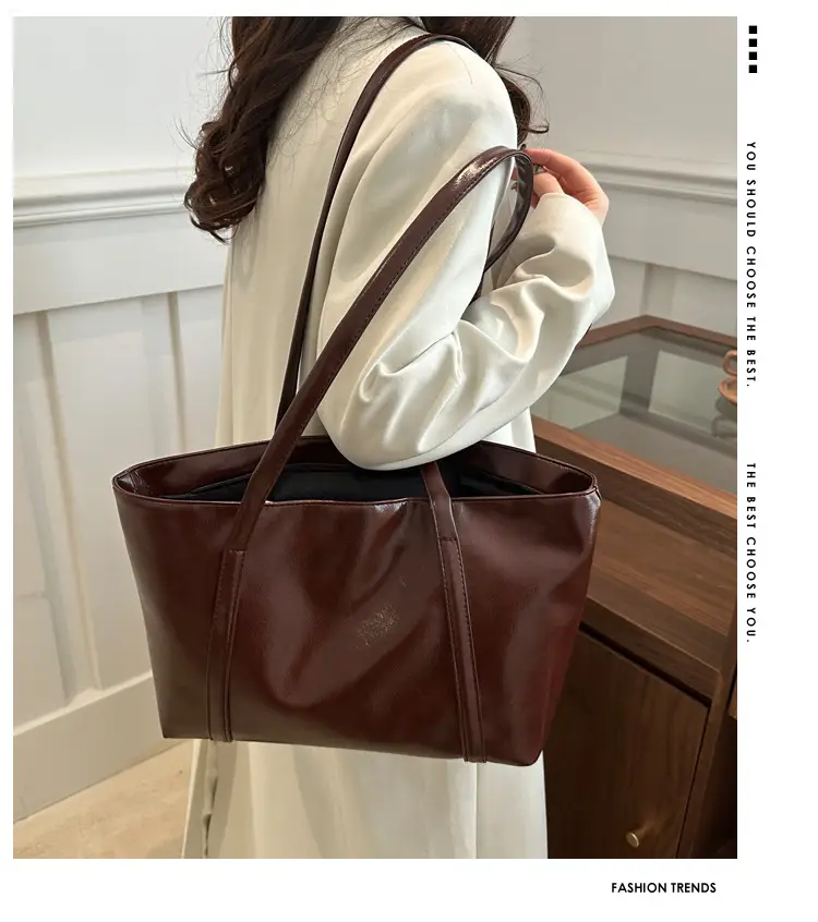 Retro Oil Wax Leather Shoulder Bag Red — feature 2