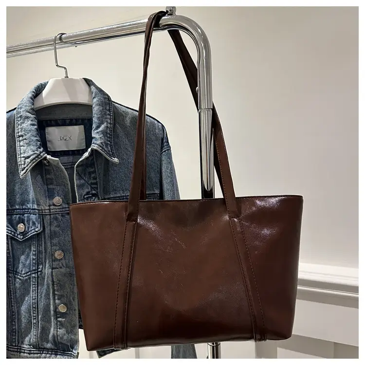 Retro Oil Wax Leather Shoulder Bag Red — feature 20