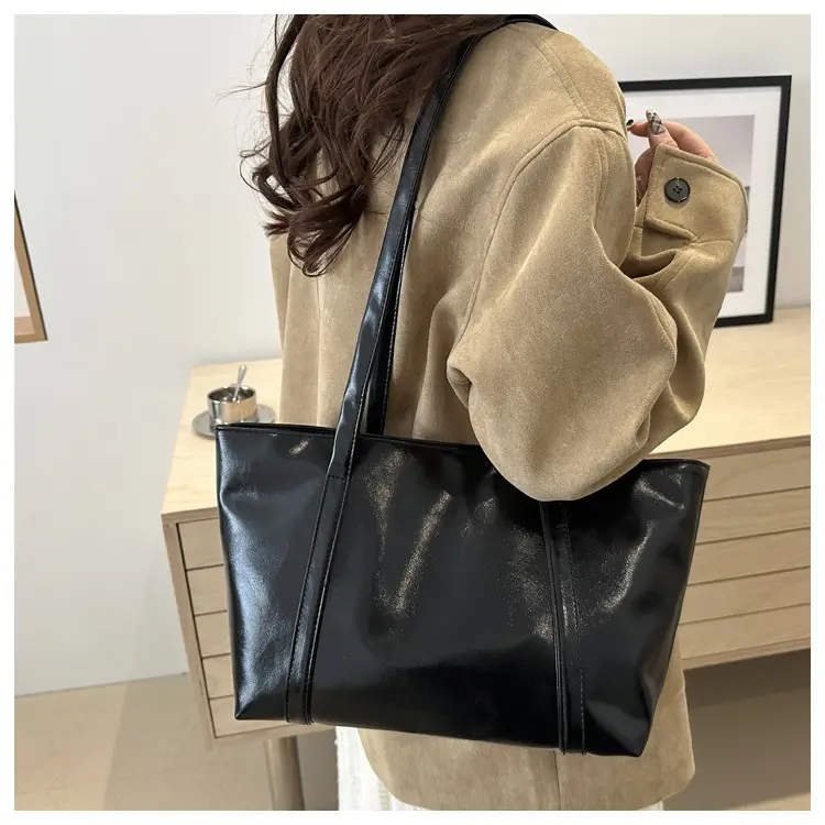 Retro Oil Wax Leather Shoulder Bag Red — feature 9