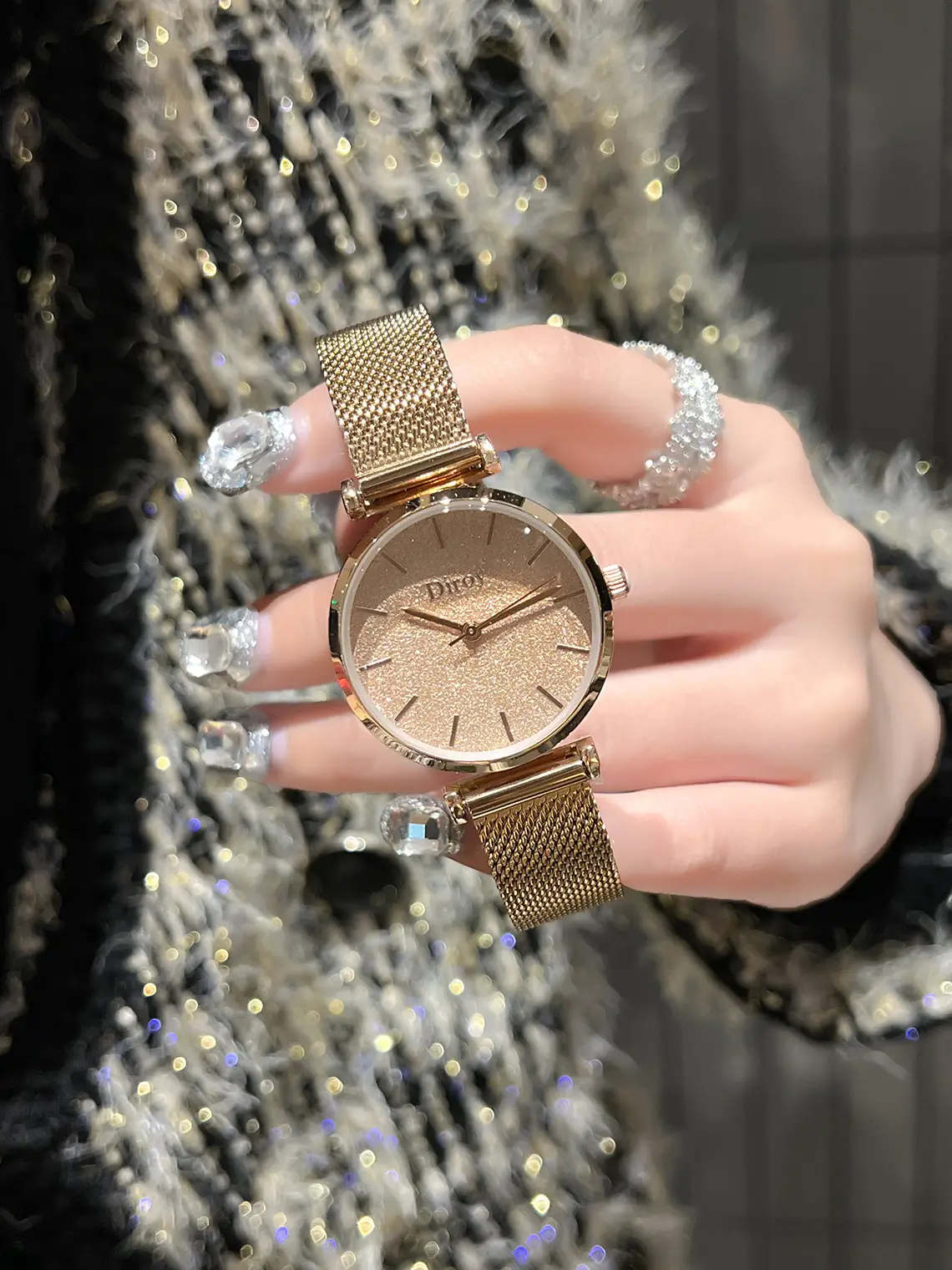 Women's Waterproof Faux Fur Bracelet Watch with Diamond Ring — feature 2