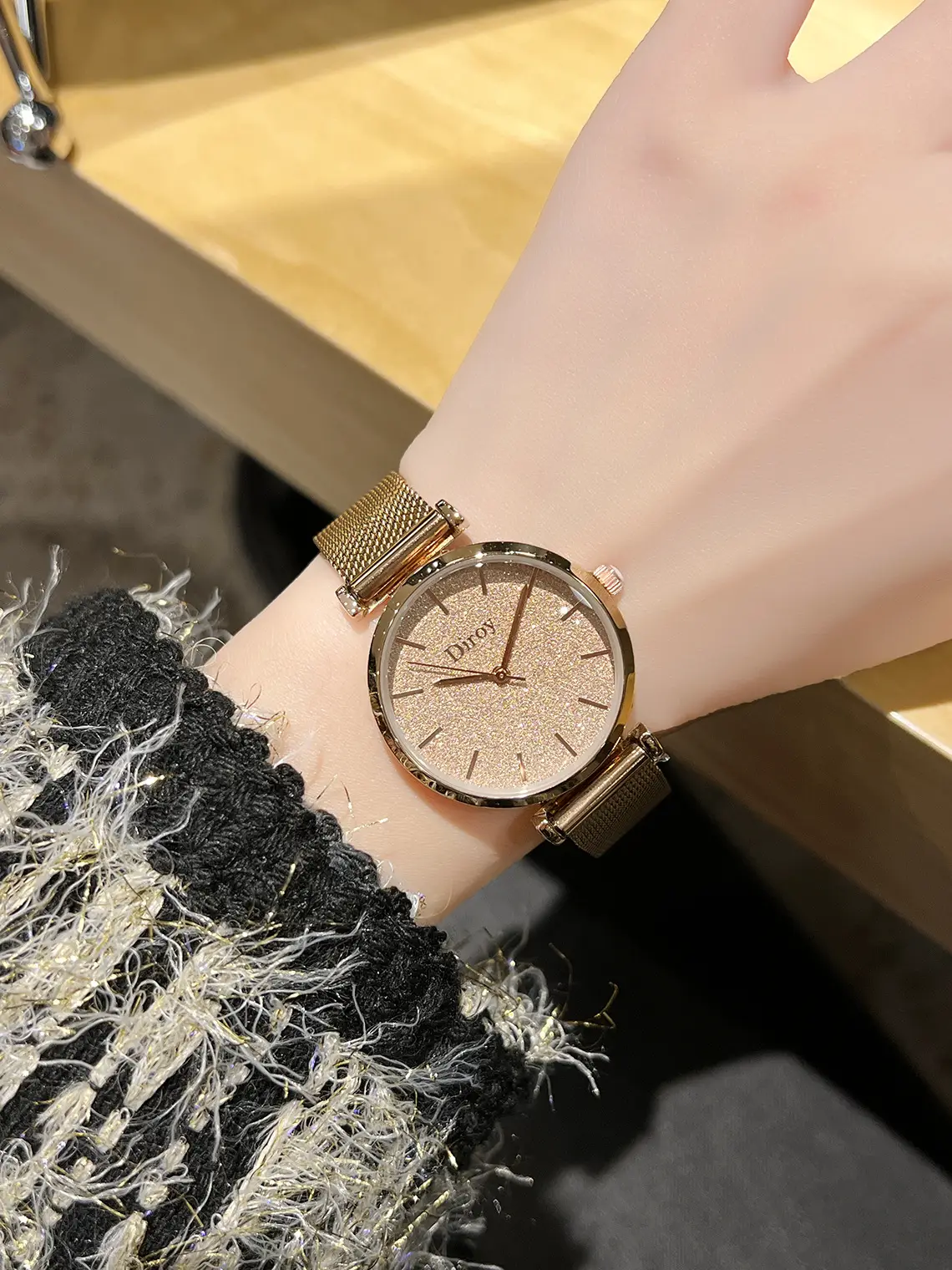 Women's Waterproof Faux Fur Bracelet Watch with Diamond Ring — feature 6