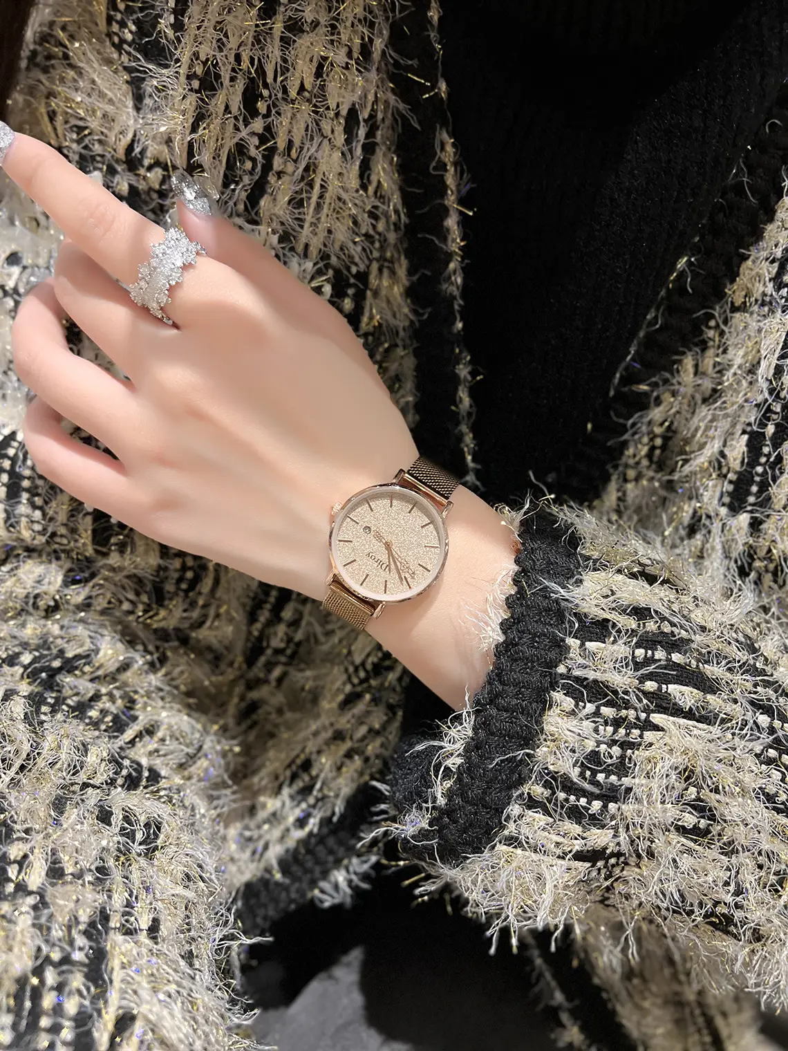 Women's Waterproof Faux Fur Bracelet Watch with Diamond Ring — feature 7
