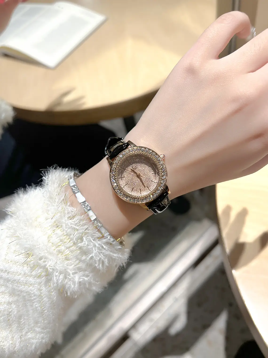 Gold Rhinestone Ladies Wrist Watch Waterproof Quartz — feature 7
