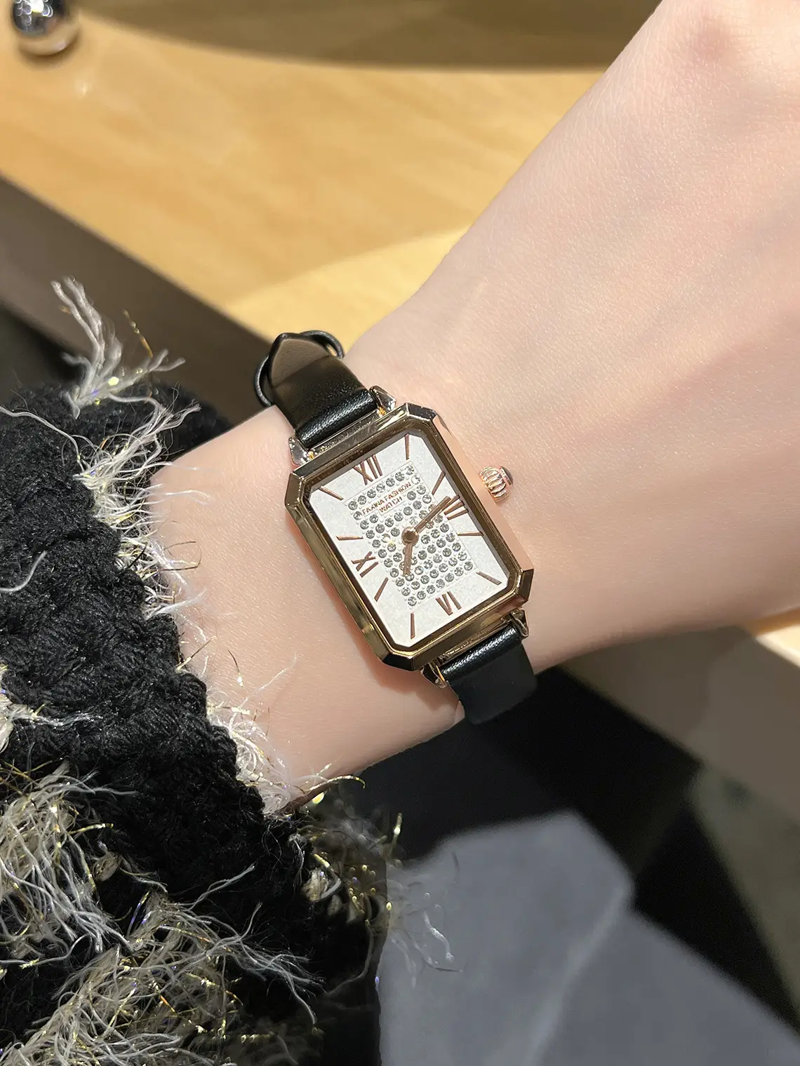 Cross-border Retro Watch Women's Black Leather Strap — feature 4