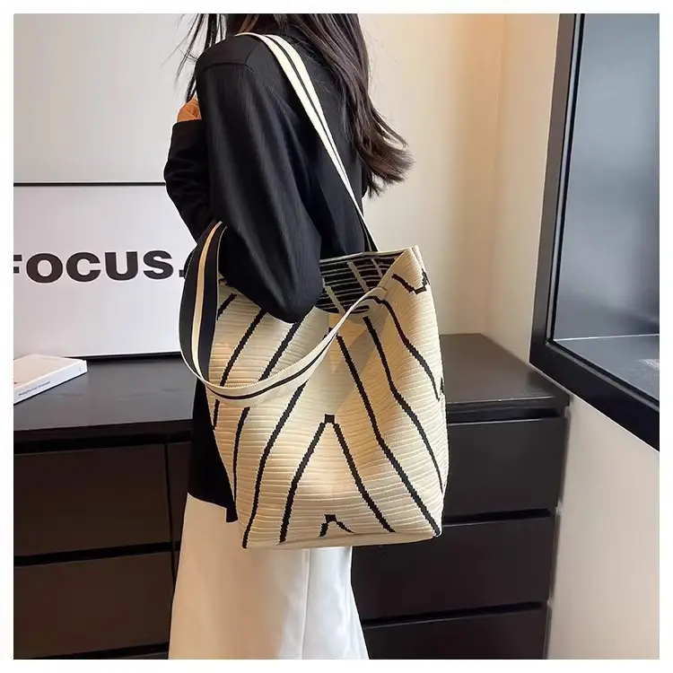 Women Knitted Large Capacity Shoulder Bag — feature 10