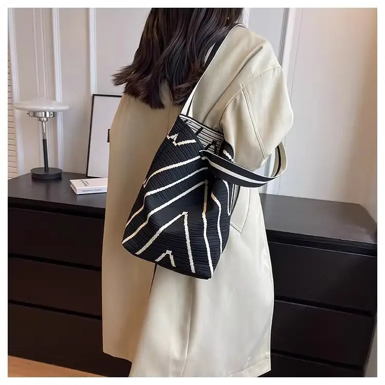 Women Knitted Large Capacity Shoulder Bag — feature 15