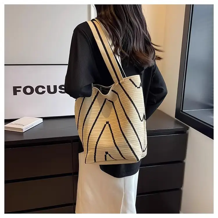 Women Knitted Large Capacity Shoulder Bag — feature 9