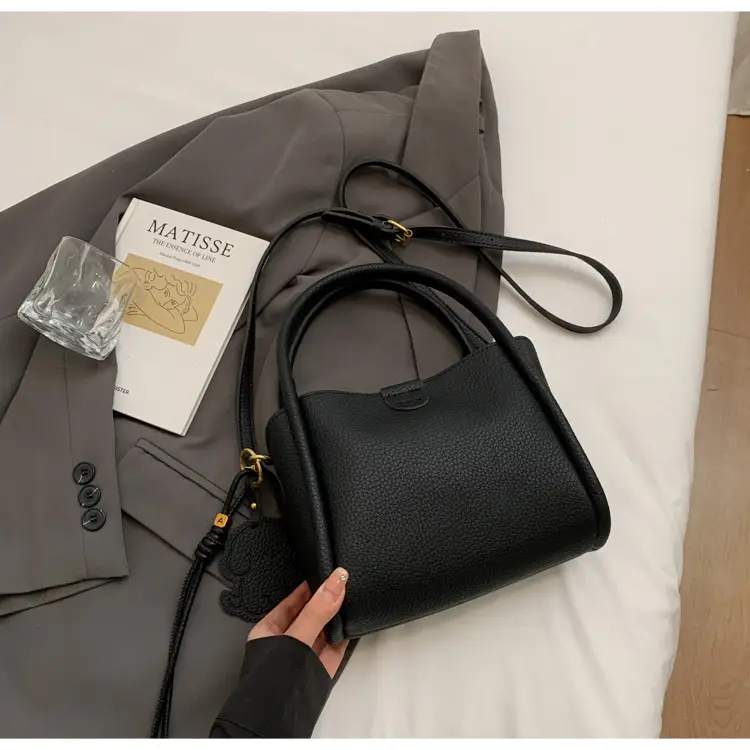Women's Beige Leather Shoulder Bag 2025 New Spring — feature 26