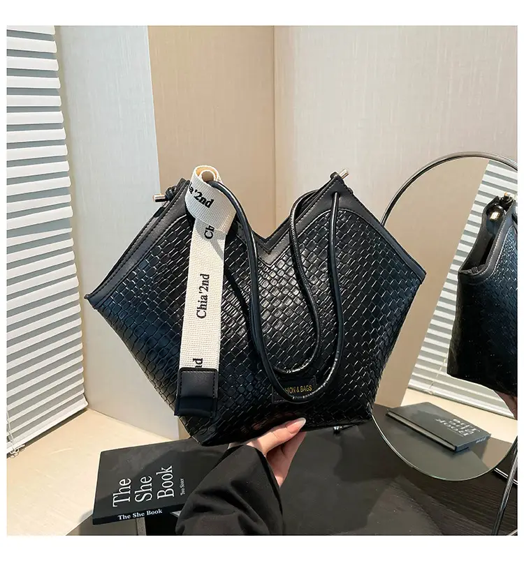 Women Woven Shoulder Bag 2025 Spring Large Capacity — feature 37