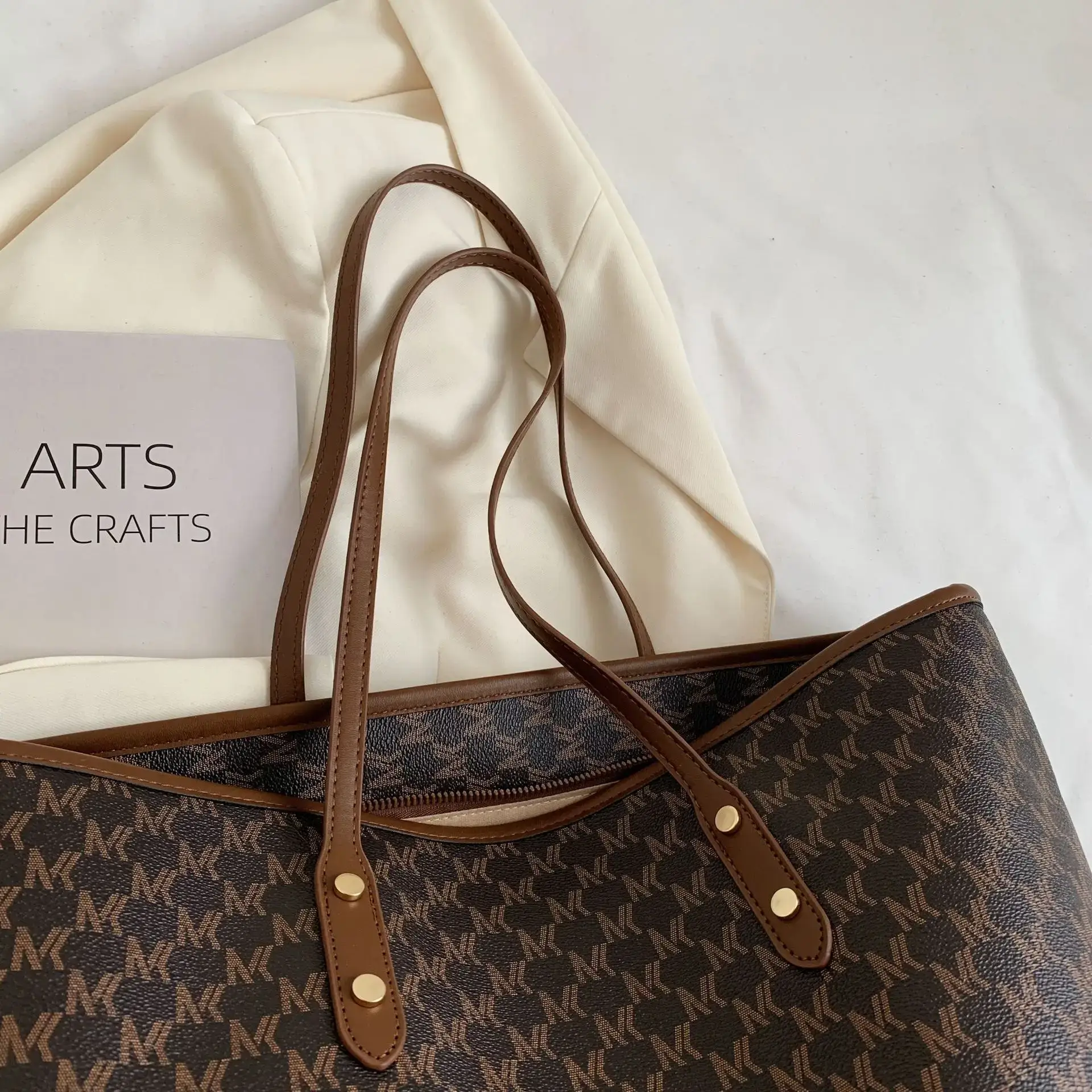 Retro Cross-Brand Women's Large Tote Bag Brown Brown Leather Handle — feature 5