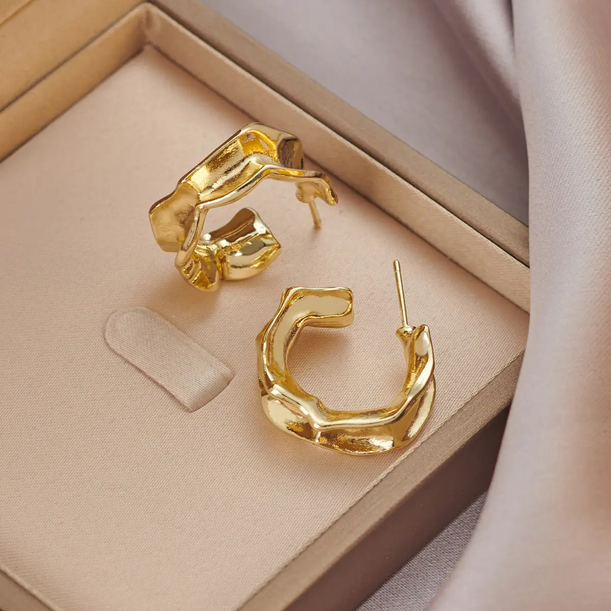French Metal C-Shape Irregular Earrings Gold Cold Light Luxury Commuter - Image 2