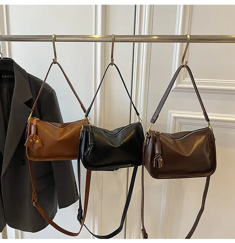 Black Retro Crossbody Bag Women Spring Summer 2025 — feature 1