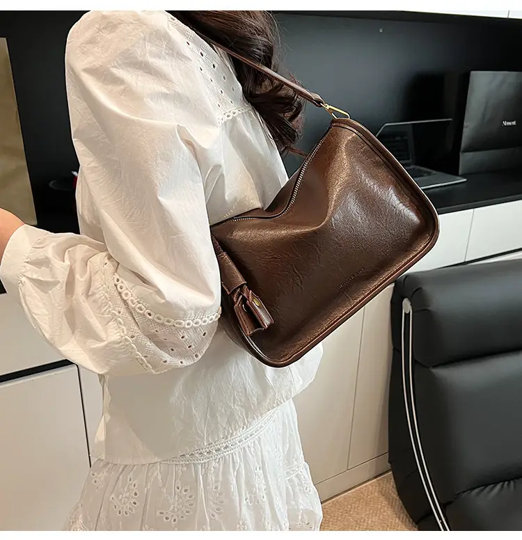 Black Retro Crossbody Bag Women Spring Summer 2025 — feature 10