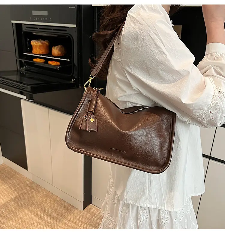 Black Retro Crossbody Bag Women Spring Summer 2025 — feature 11