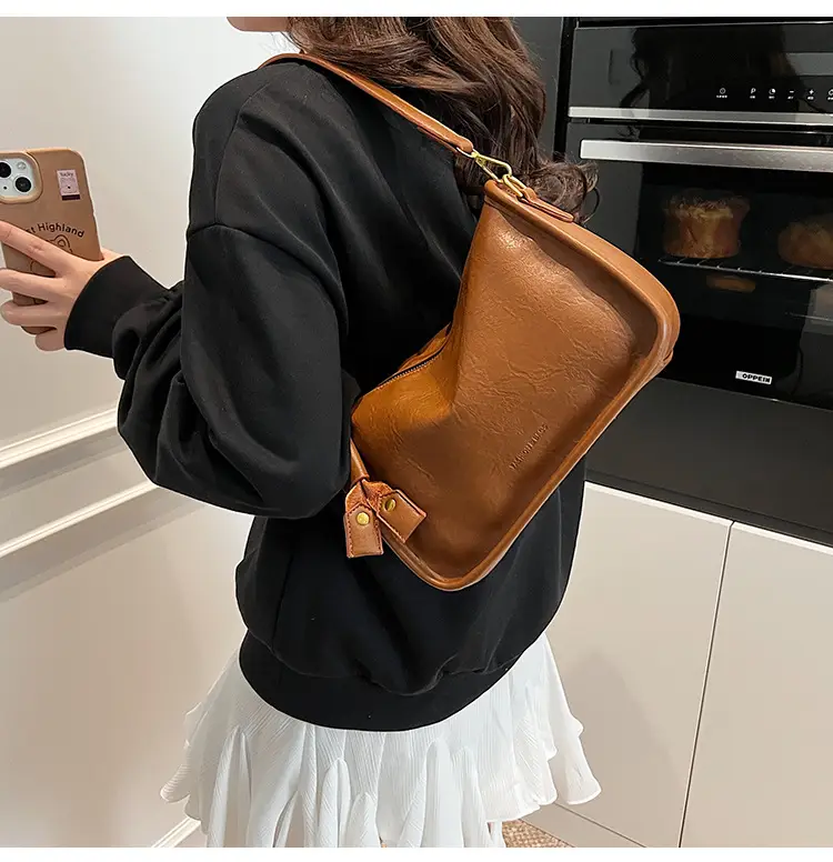 Black Retro Crossbody Bag Women Spring Summer 2025 — feature 14