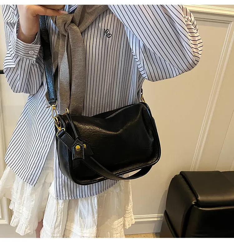 Black Retro Crossbody Bag Women Spring Summer 2025 — feature 16