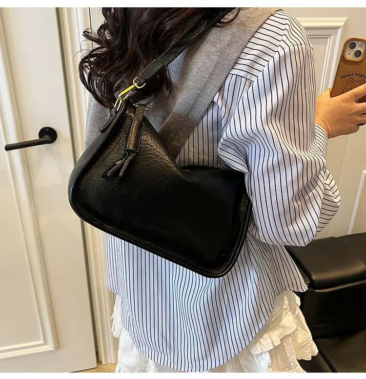 Black Retro Crossbody Bag Women Spring Summer 2025 — feature 18