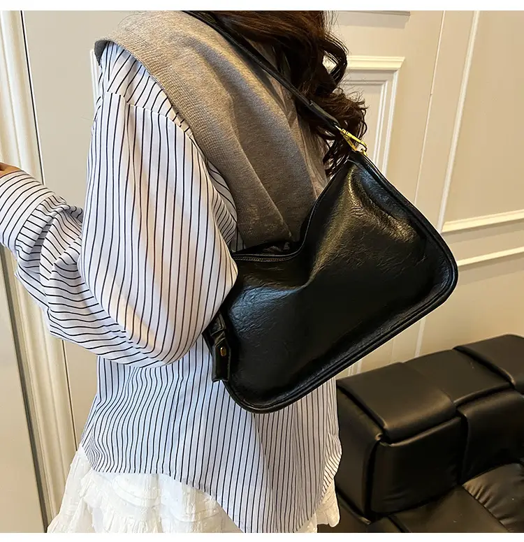 Black Retro Crossbody Bag Women Spring Summer 2025 — feature 19