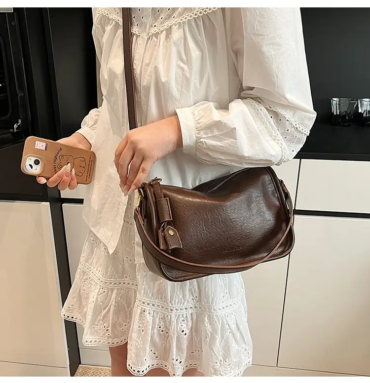 Black Retro Crossbody Bag Women Spring Summer 2025 — feature 8